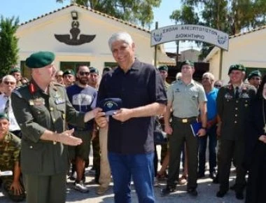 Ο «δράκος» των ελληνικών γηπέδων στην απονομή πτερύγων αλεξιπτωτιστών (φωτο)